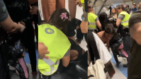 Vídeo mostra mulher sendo algemada por seguranças do metrô de SP
