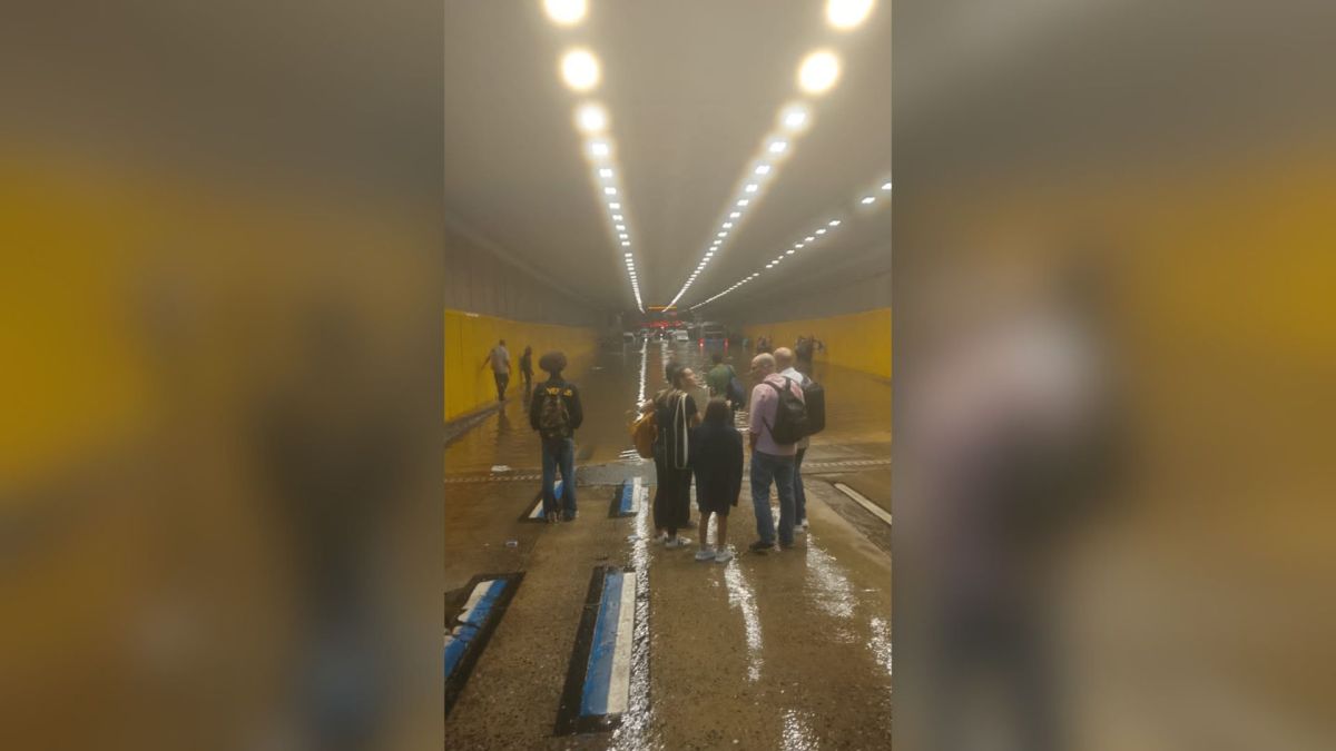 Chuva causa caos por São Paulo; carros boiam no túnel do Anhangabaú