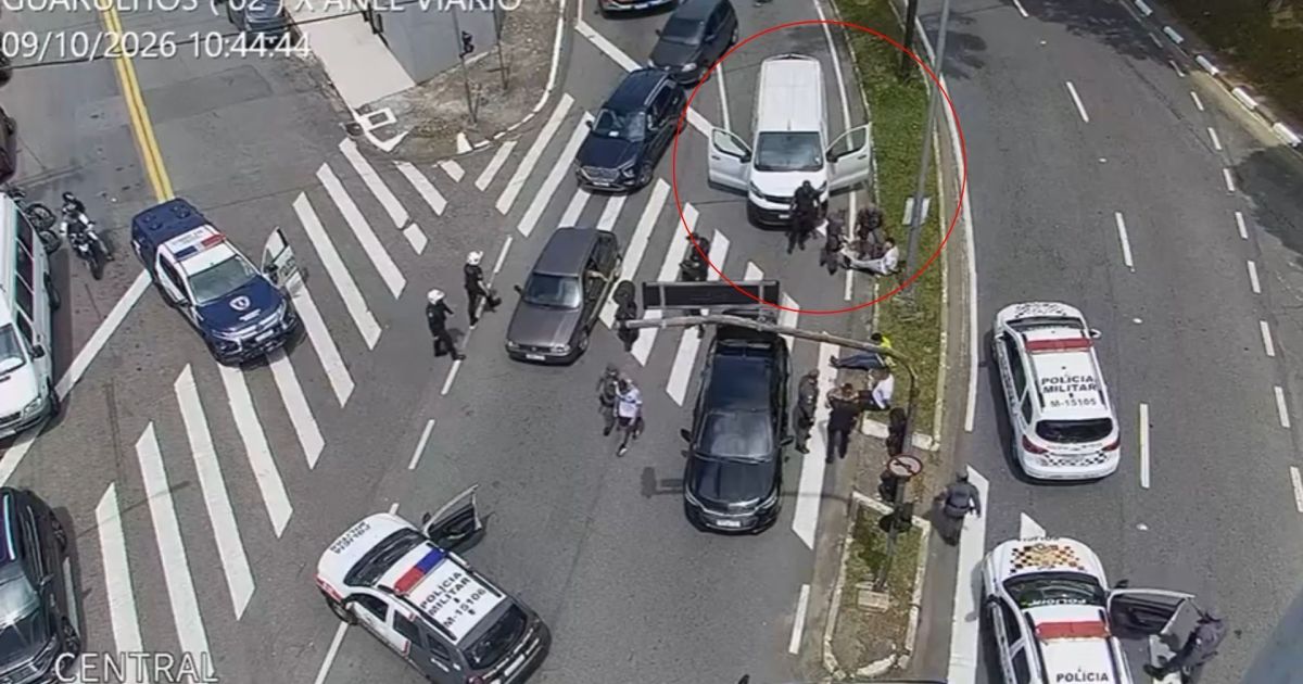 Polícia militar abordando suspeitos durante operação em Guarulhos