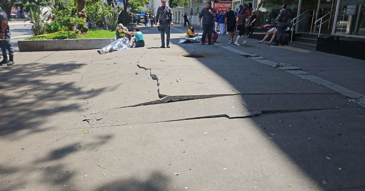 Explosão de bueiro deixa três feridos na avenida Paulista