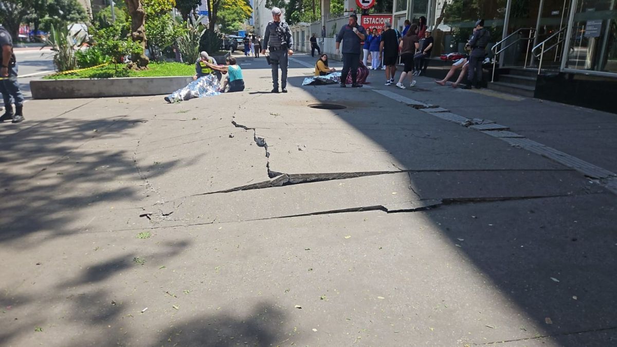 Casa desaba em Santo André e deixa pelo menos uma pessoa ferida