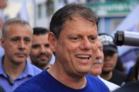 Tarcísio vai a Brasília para traçar estratégia de 2º turno com Flávio