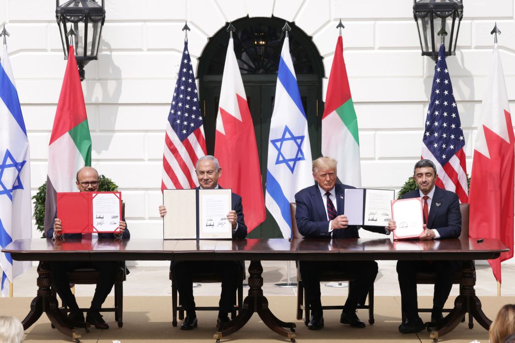 O ministro das Relações Exteriores do Bahrein, Abdullatif bin Rashid Al Zayani; o primeiro-ministro de Israel, Benjamin Netanyahu; o presidente dos Estados Unidos, Donald Trump; e o ministro das Relações Exteriores dos Emirados Árabes Unidos, Abdullah bin Zayed bin Sultan Al Nahyan, participam da cerimônia de assinatura dos Acordos de Abraão no gramado sul da Casa Branca, em 15 de setembro de 2020