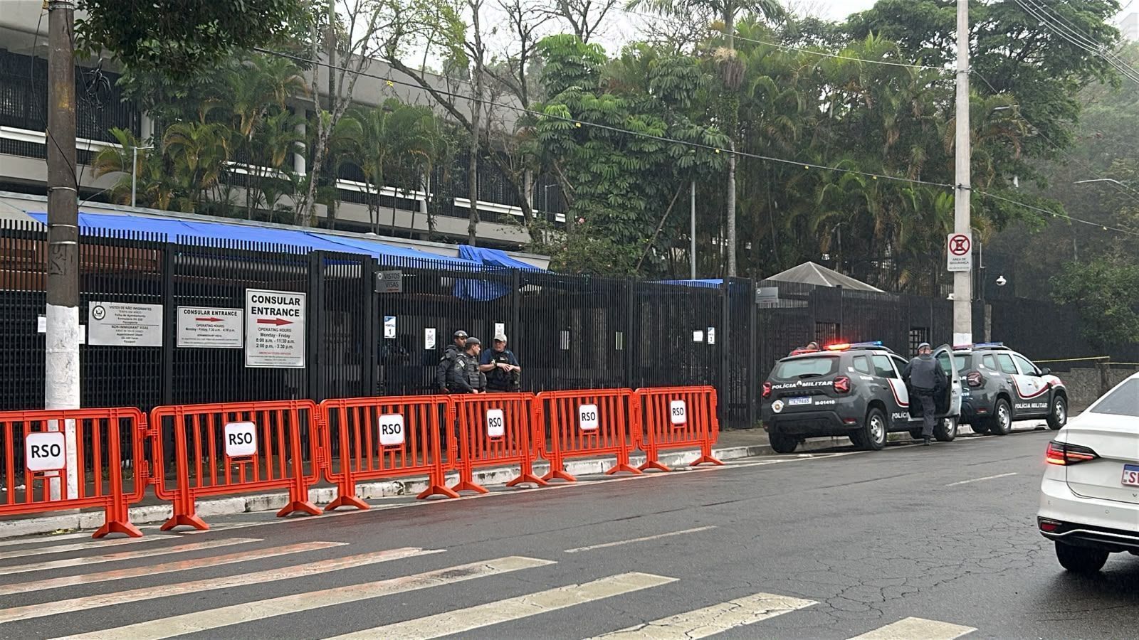 Agentes da PM de São Paulo em frente ao consulado americano • Nathalia Lauxen/CNN Brasil