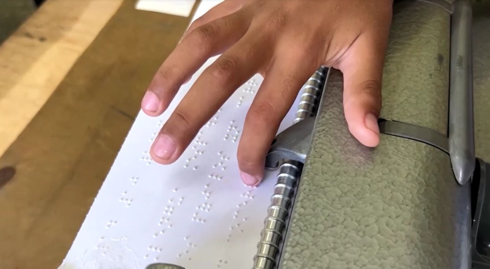 Aluno com deficência visual lê material em braile em escola de educação especial de Cuba