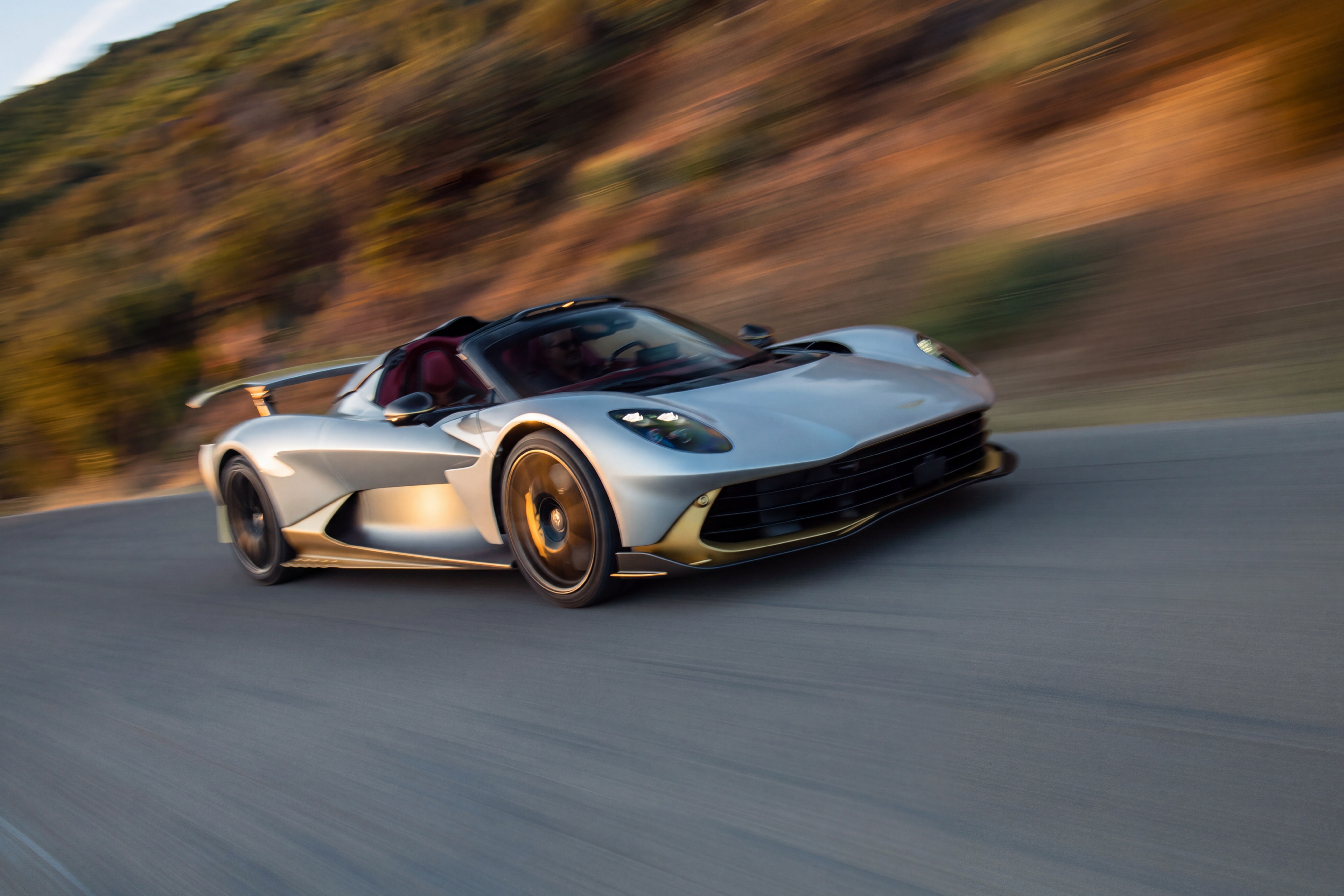 Novo Aston Martin Valhalla Spider; mecanicamente idêntico ao cupê porém com teto removível e ajustes finos de carroceria • Divulgação Aston Martin