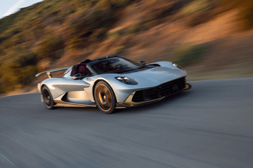 Novo Aston Martin Valhalla Spider; mecanicamente idêntico ao cupê porém com teto removível e ajustes finos de carroceria