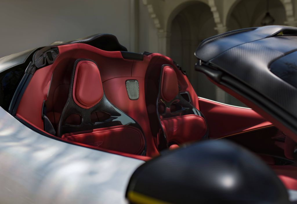 Novo Aston Martin Valhalla Spider; mecanicamente idêntico ao cupê porém com teto removível e ajustes finos de carroceria