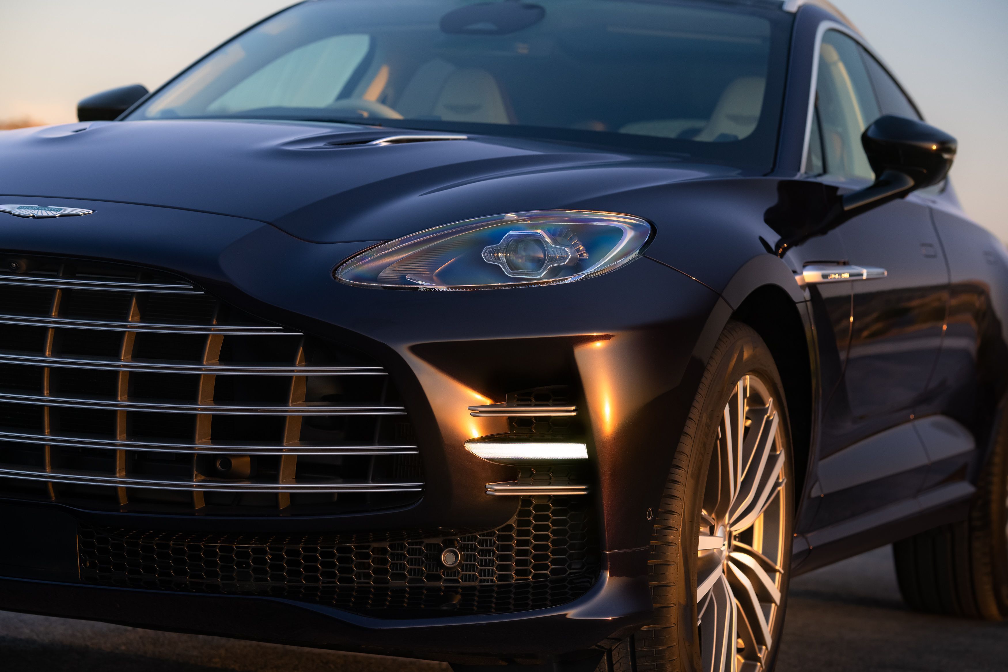 Aston Martin DBX GT troca agressividade por luxo, mas mantém 727 cv
