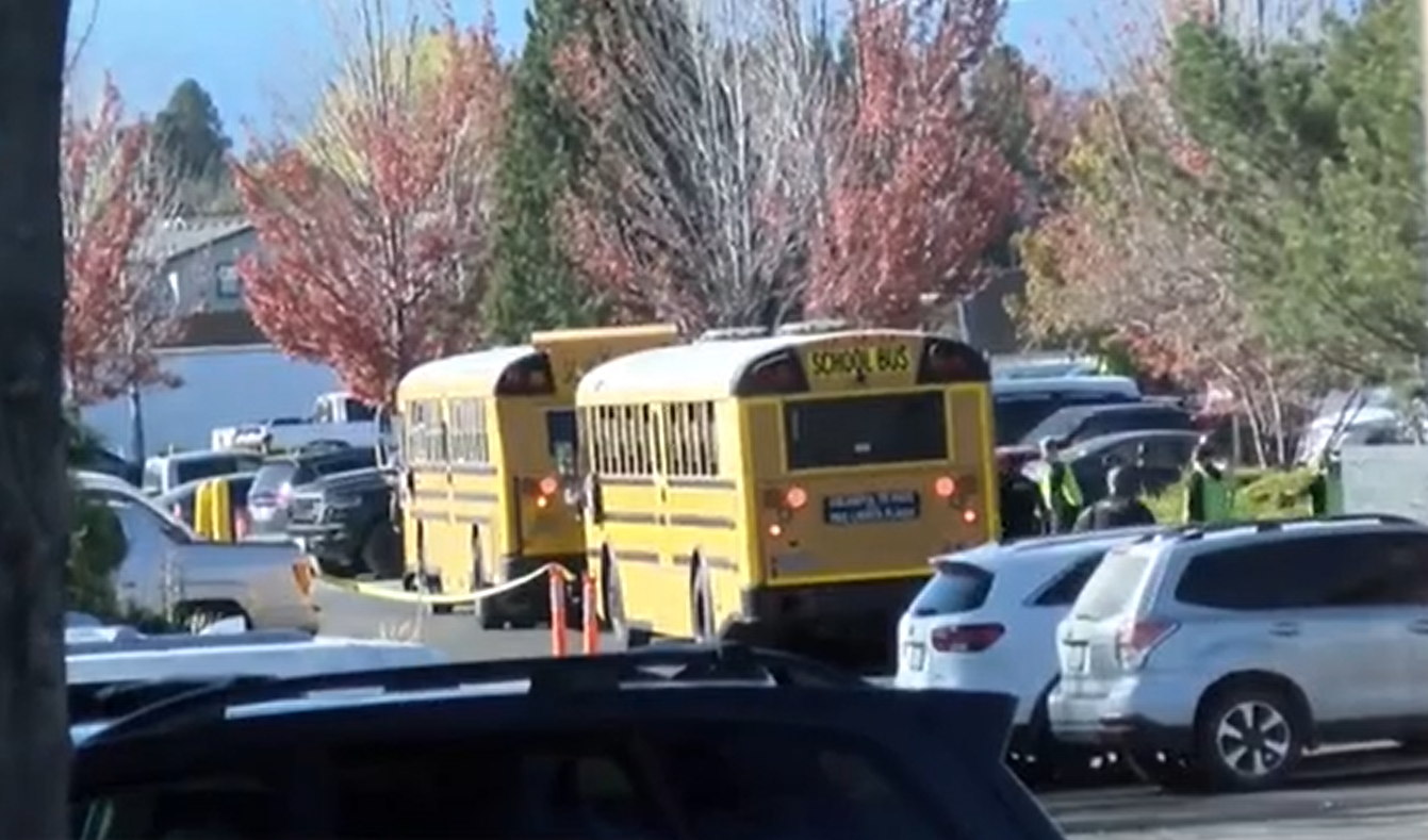 Imagens do local de encontro entre pais e alunos em meio ao ataque a tiros a uma escola do ensino fundamental no estado do Oregon, nos EUA