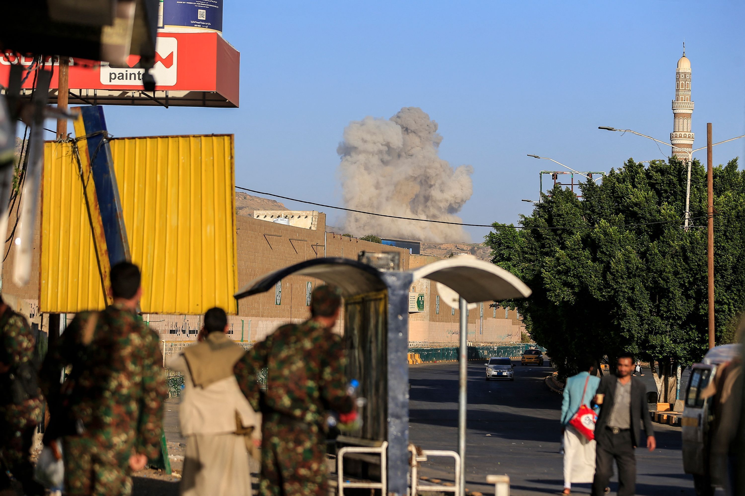 Uma coluna de fumaça se eleva durante um suposto ataque aéreo da coalizão liderada pela Arábia Saudita contra Sanaa, capital do Iêmen controlada pelos houthis.