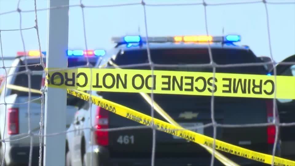 Carro invade campo nos EUA e mata duas pessoas, incluindo criança