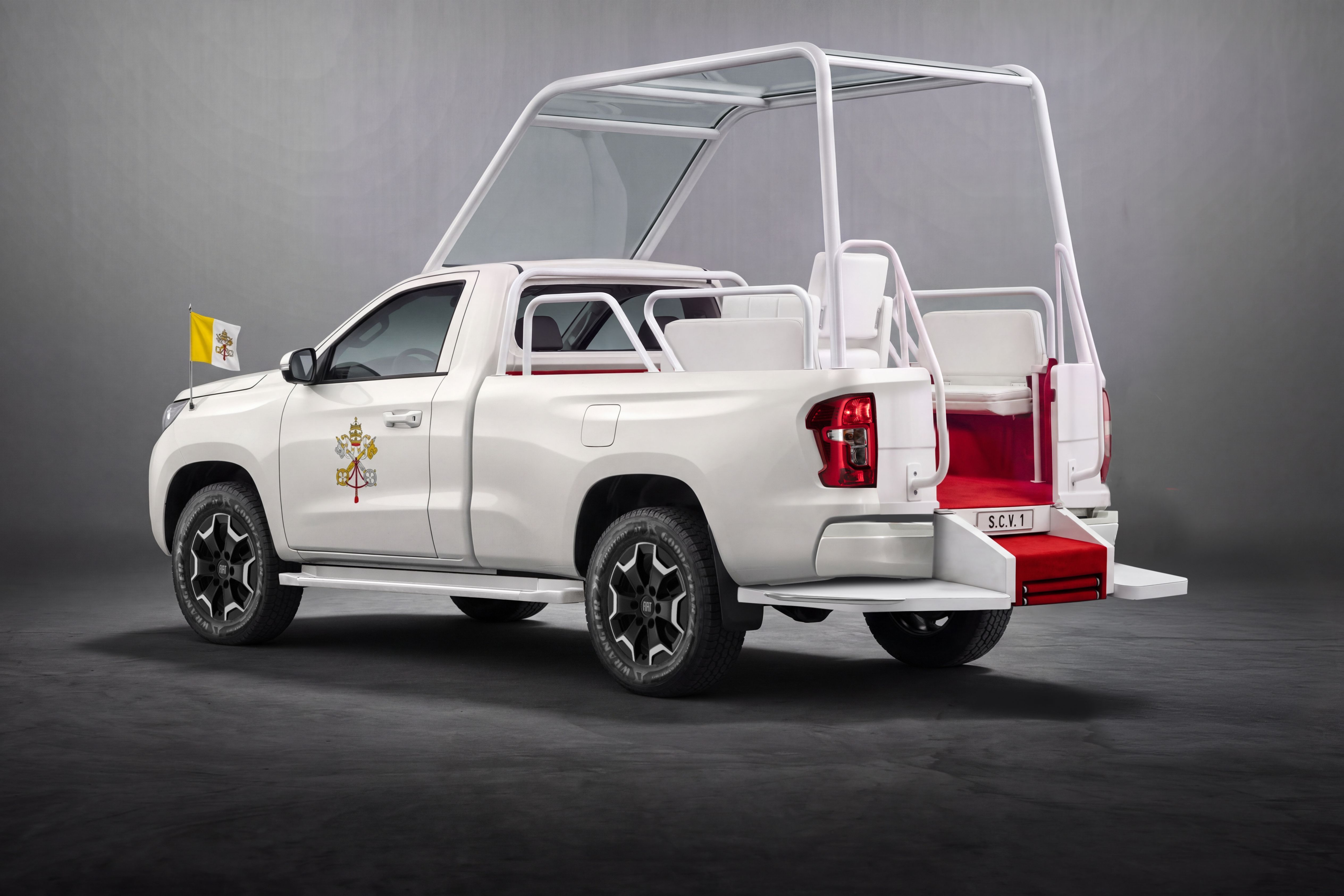 A Fiat Titano, que transportará o Papa Leão XIV, passa por adaptações pedidas pelo Vaticano. O modelo terá laterais abertas, assento giratório ajustável, bancos para a comitiva, escada elétrica retrátil e cobertura transparente contra chuva. • Divulgação