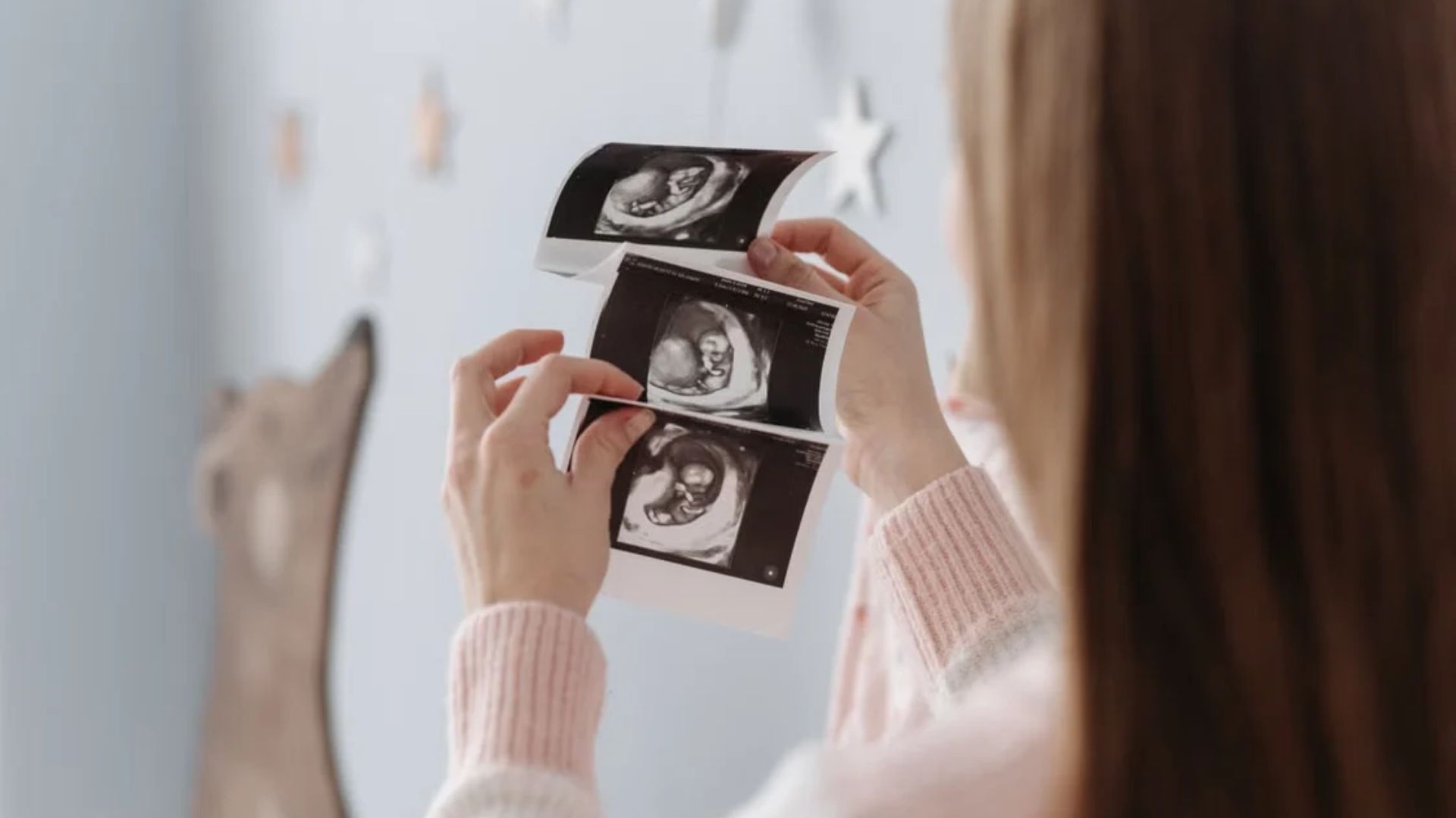 Gestante observa imagens de ultrassom que mostram o desenvolvimento do bebê ainda dentro do útero