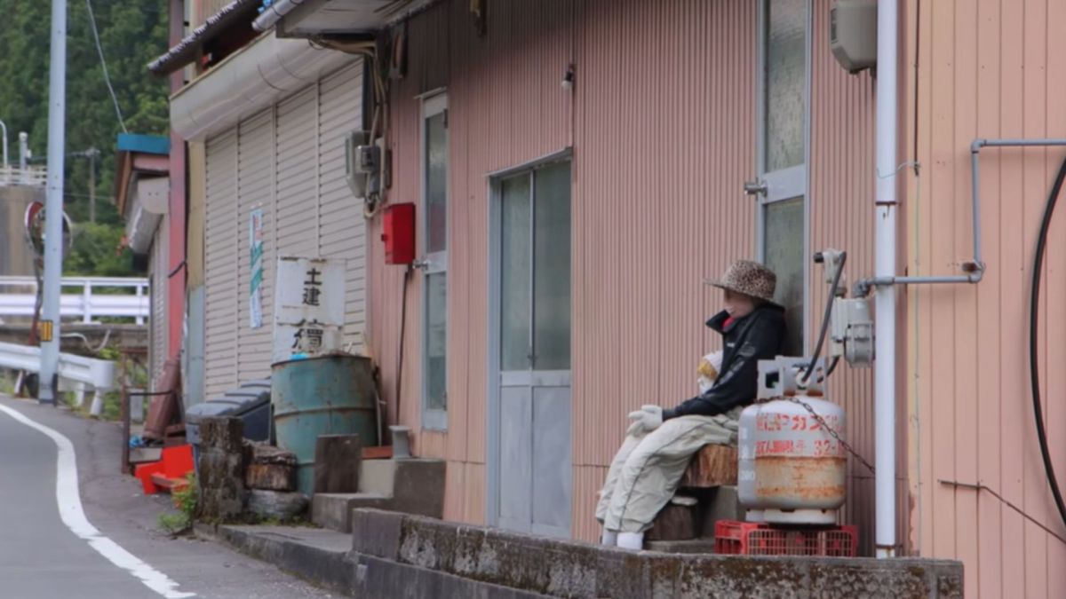 Vila japonesa tem mais bonecos em tamanho real do que moradores - espantalhos representam pessoas em situações cotidianas e atraem turistas curiosos