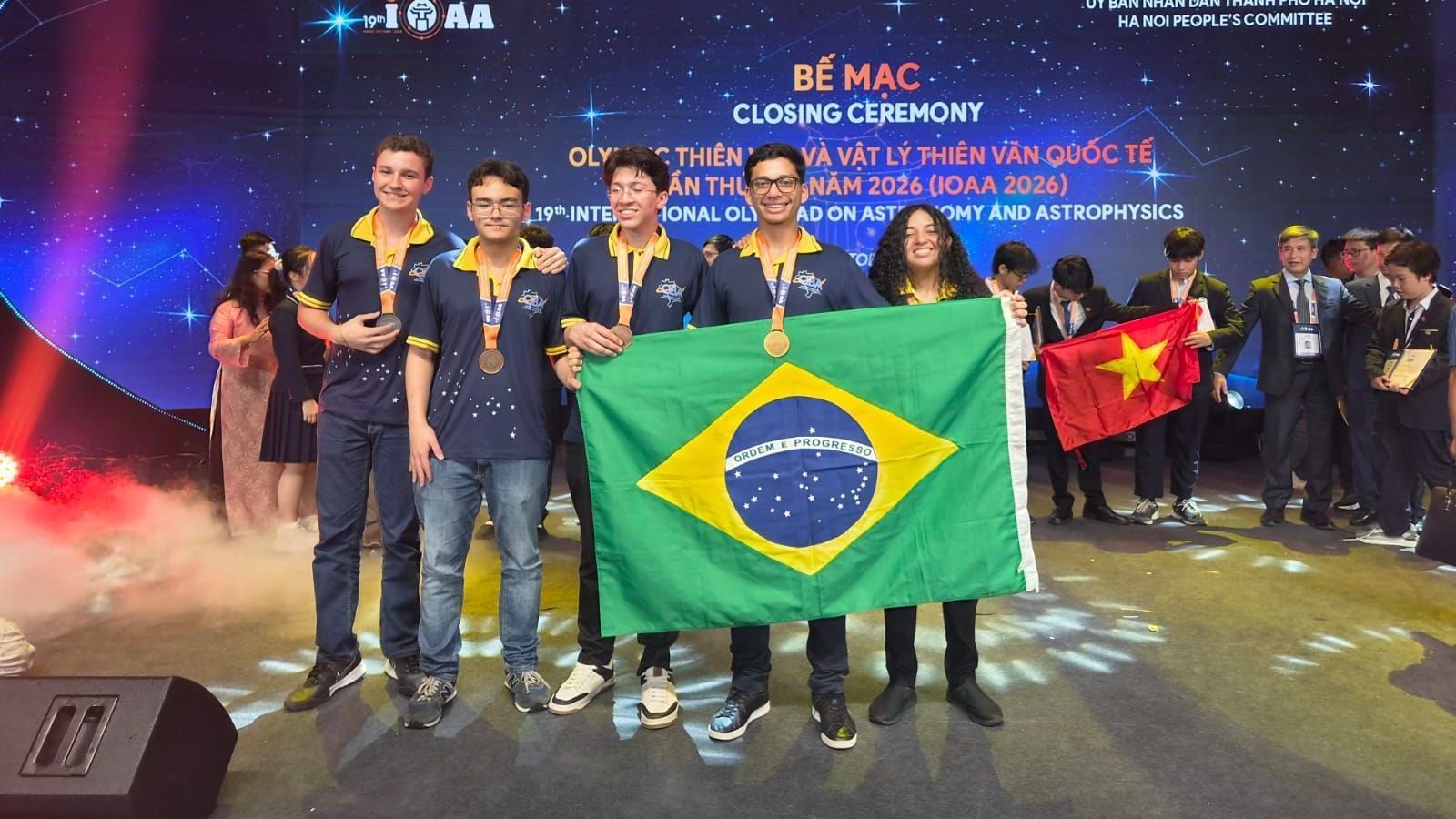 Brasileiros segurando a bandeira do Brasil