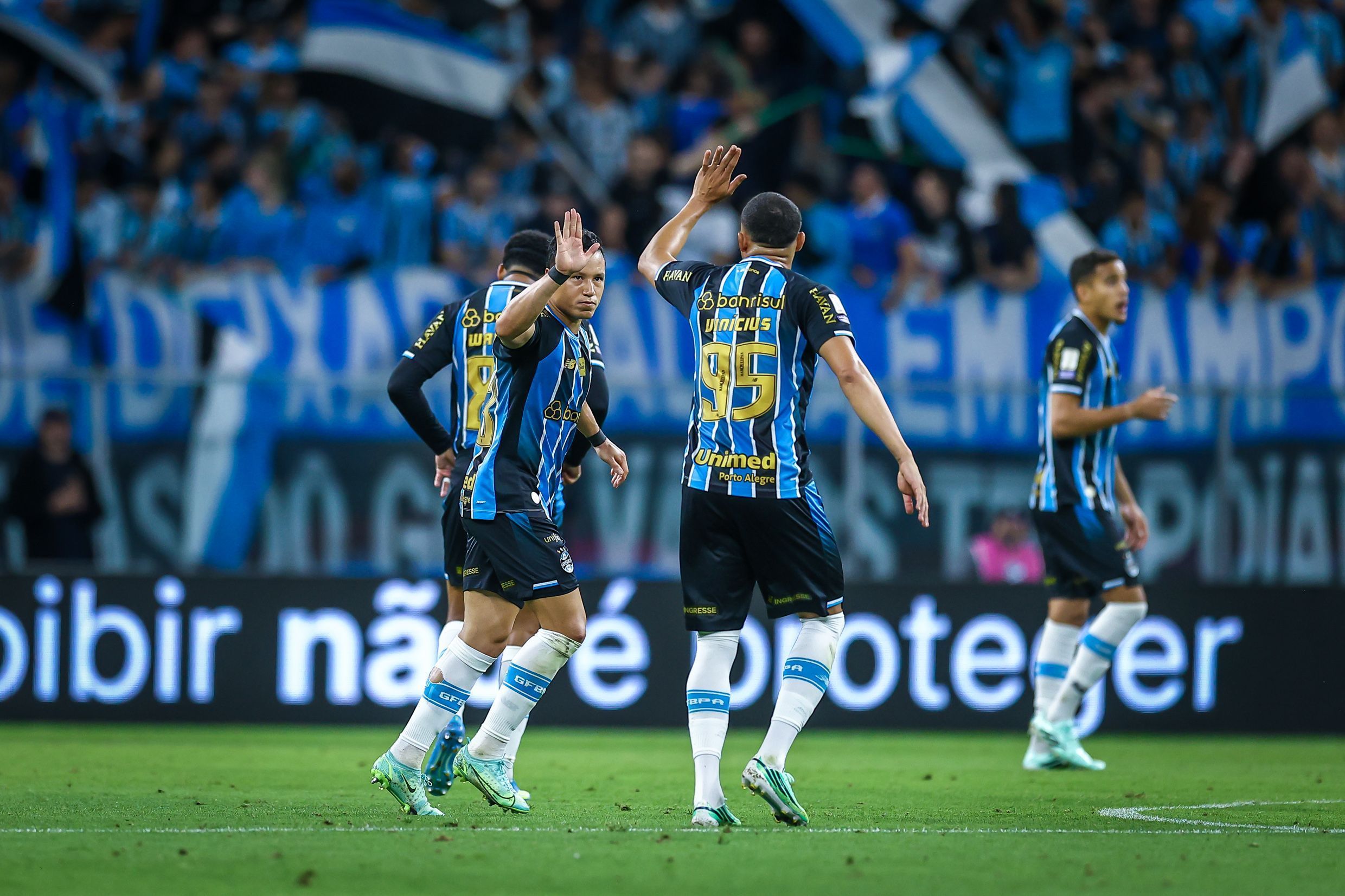 Grêmio vence o Athletico-PR em casa e sai do Z4 do Brasileirão