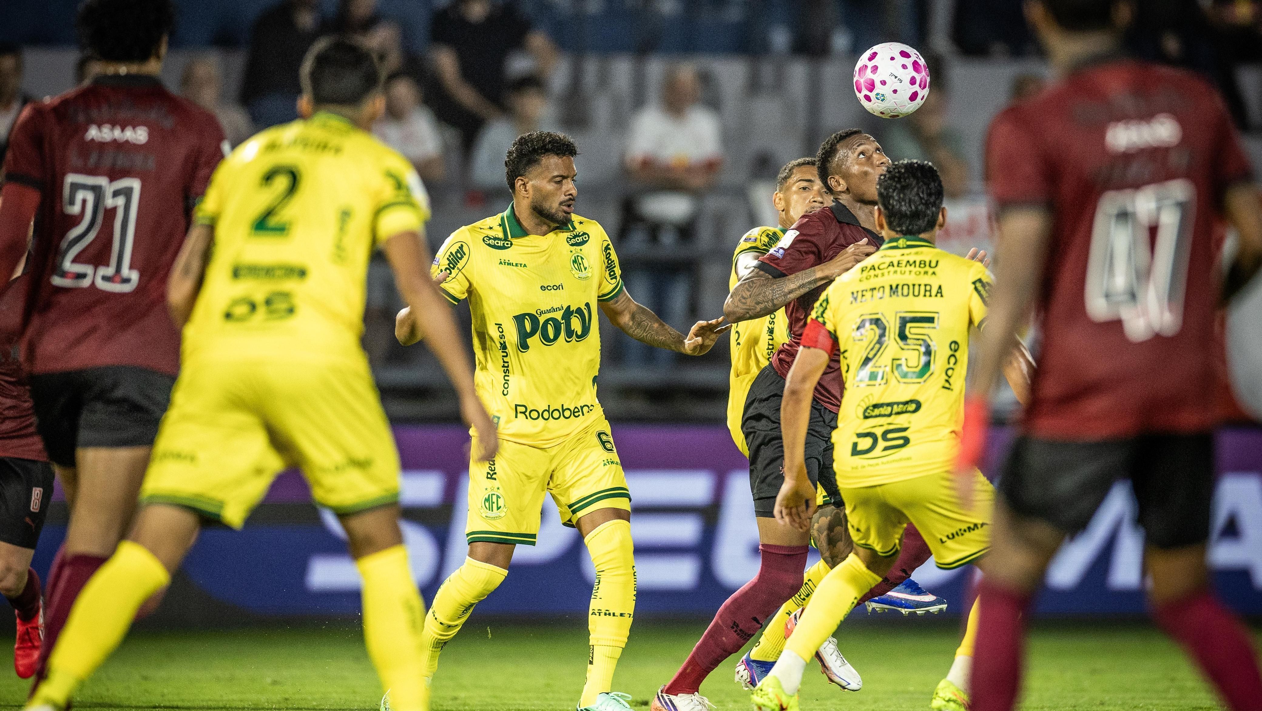 Brasileirão com um a menos, Mirassol busca empate com Red Bull Bragantino