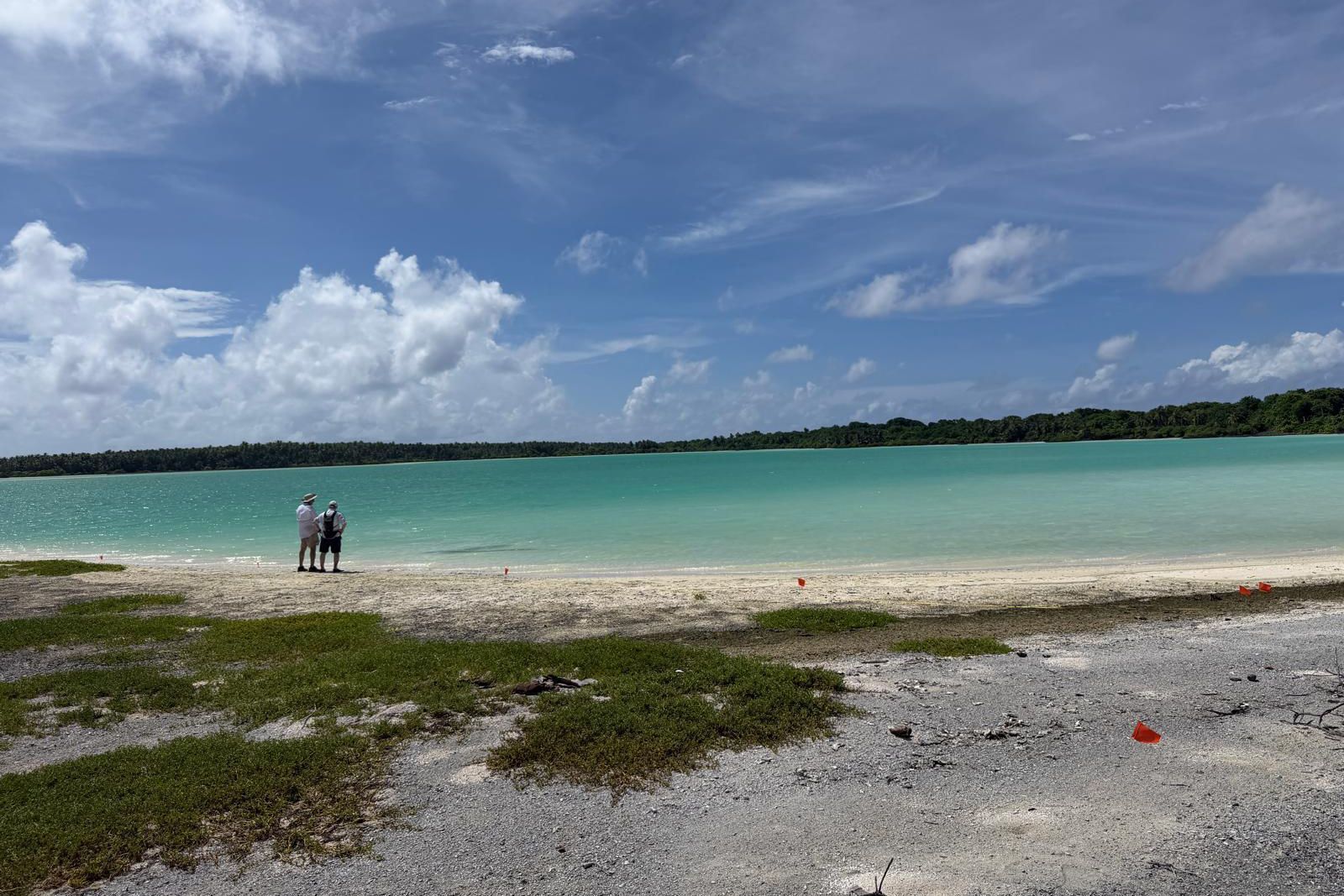 Rick Pettigrew e Steve Schultz em Nikumaroro durante a expedição. • Universidade Purdue via CNN Newsource