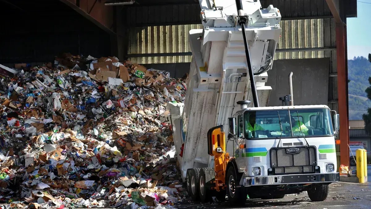 Caminhão de lixo da empresa Recology, nos Estados Unidos