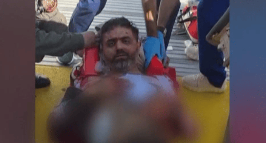 Piloto do voo, Smit Machchhar, sendo retirado após ser esfaqueado