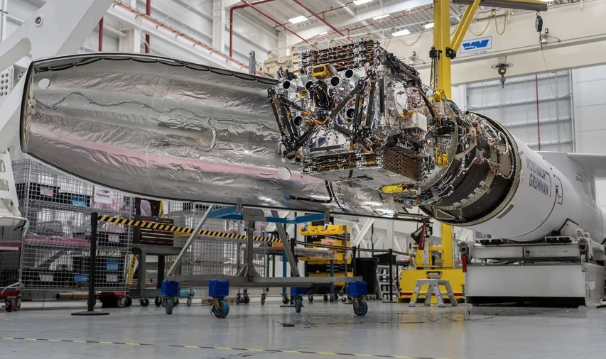 O satélite LINK da Katalyst Space é colocado dentro de um foguete Pegasus XL da Northrop Grumman antes do lançamento • Ron Beard/NASA