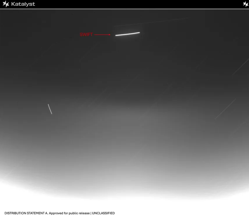 O foguete Swift aparece como um rastro em uma imagem capturada pela espaçonave LINK ao passar a uma distância entre 7,5 e 9 milhas • Katalyst Space/NASA