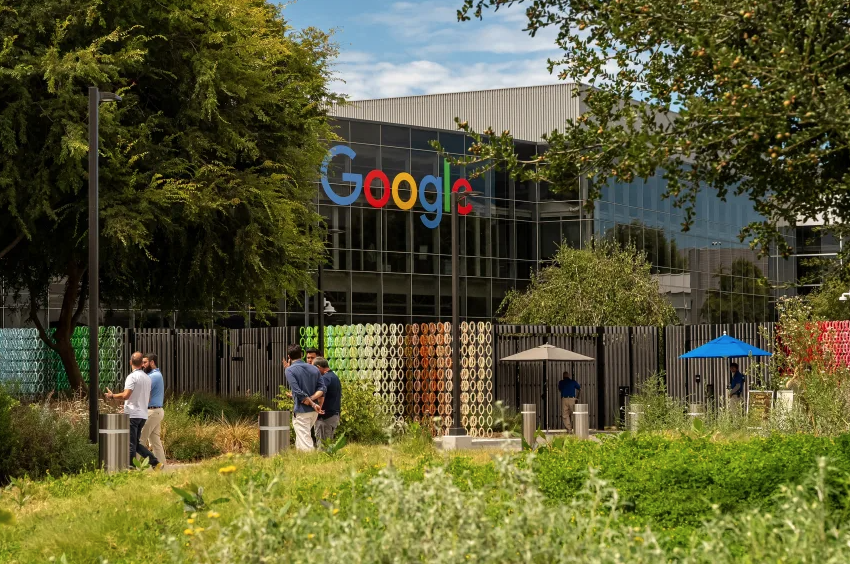 O Google, com sede em Mountain View, Califórnia, afirma que está apostando no longo prazo em centros de dados orbitais • David Paul Morris/Bloomberg/Getty Images