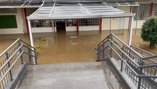 A forte chuva que atingiu o Paraná neste sábado (24) alagou e causou danos na Escola Municipal Professor Dario Persiano de Castro Vellozo, no bairro CIC, em Curitiba.