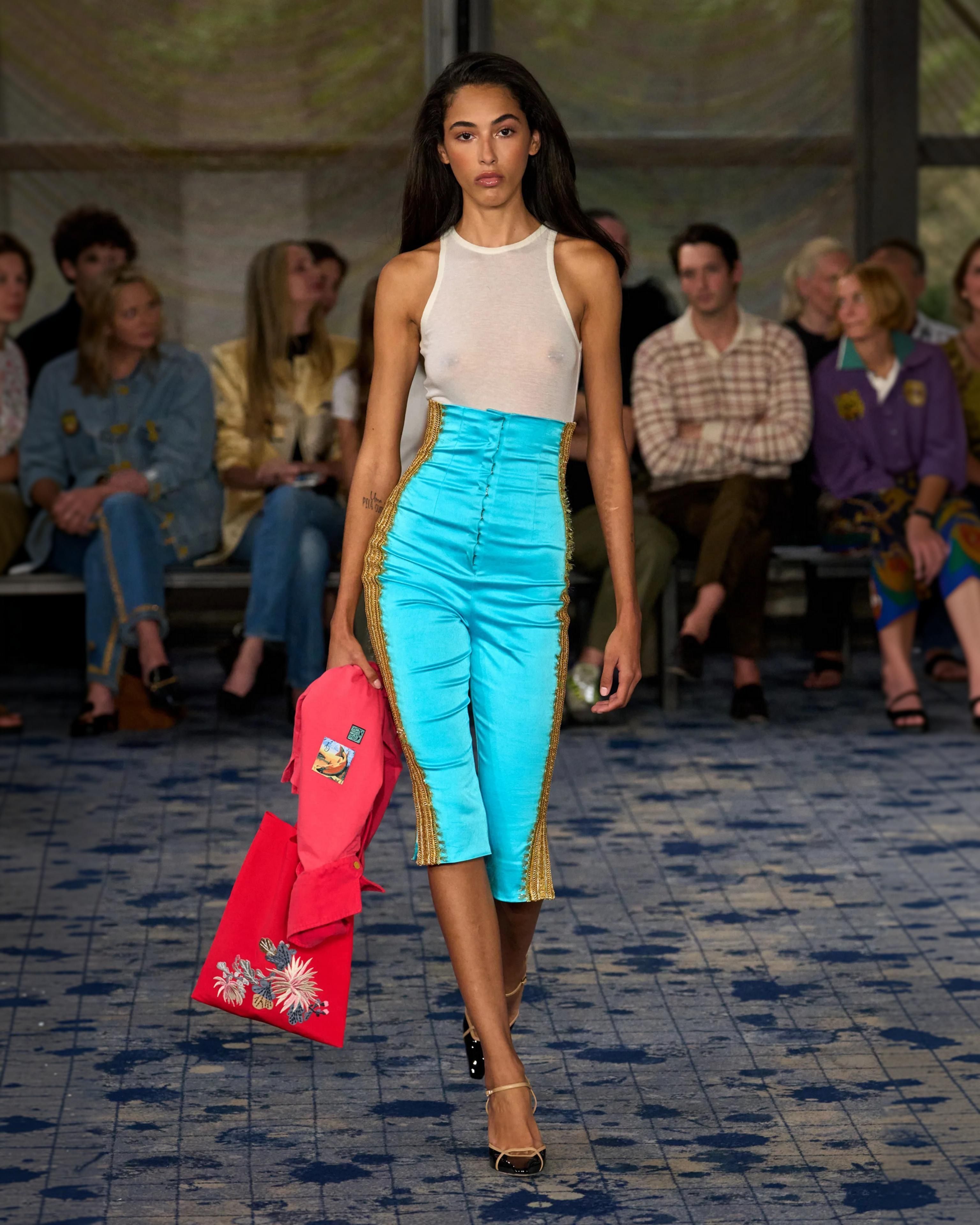 Esther Santos no desfile de Connor Ives • Divulgação