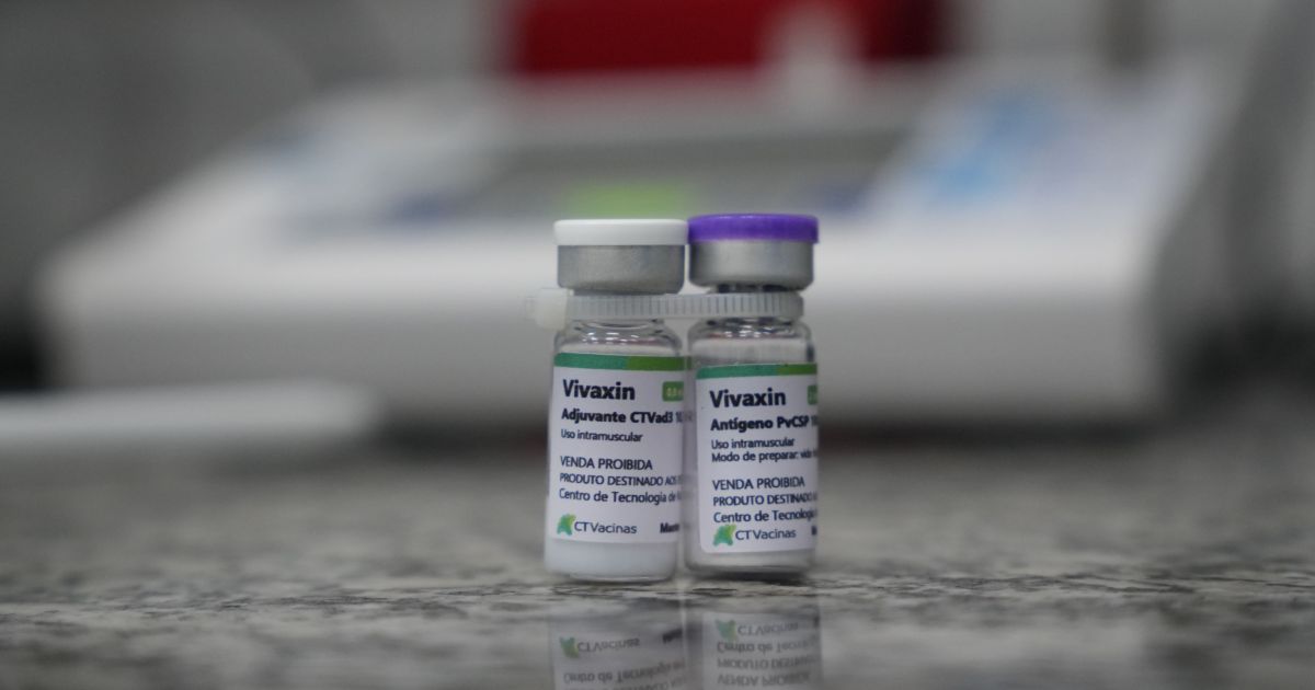 Voluntários participando de teste de vacina em laboratório