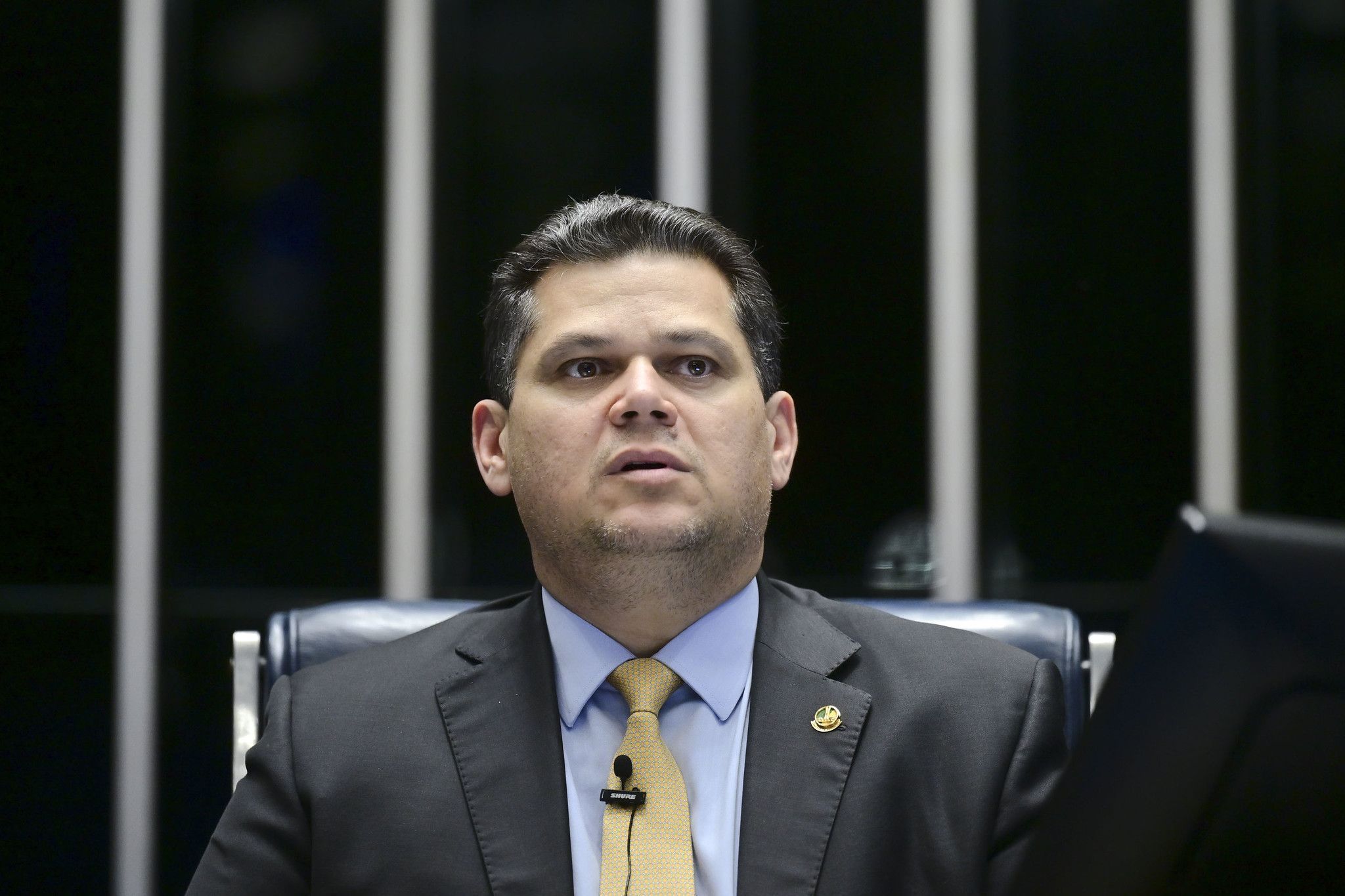 Na caminhada para se reeleger, o presidente do Senado, Davi Alcolumbre (União-AP), tem discutido a possibilidade de anistia ou até um indulto ao ex-presidente Jair Bolsonaro (PL).
