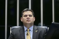 Alcolumbre flerta com anistia em aceno à direita
