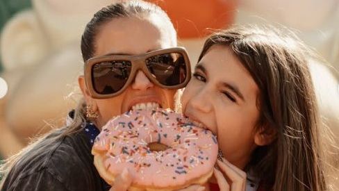 Atriz aproveita o mês de outubro ao lado de Maria Flor, de 10 anos, em Orlando; dupla já havia visitado os parques no início do ano