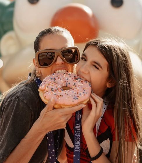 Deborah Secco viaja com a filha para a Disney em pausa na rotina