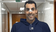 Jogadores de vôlei batem cabeça e saem de ambulância; veja