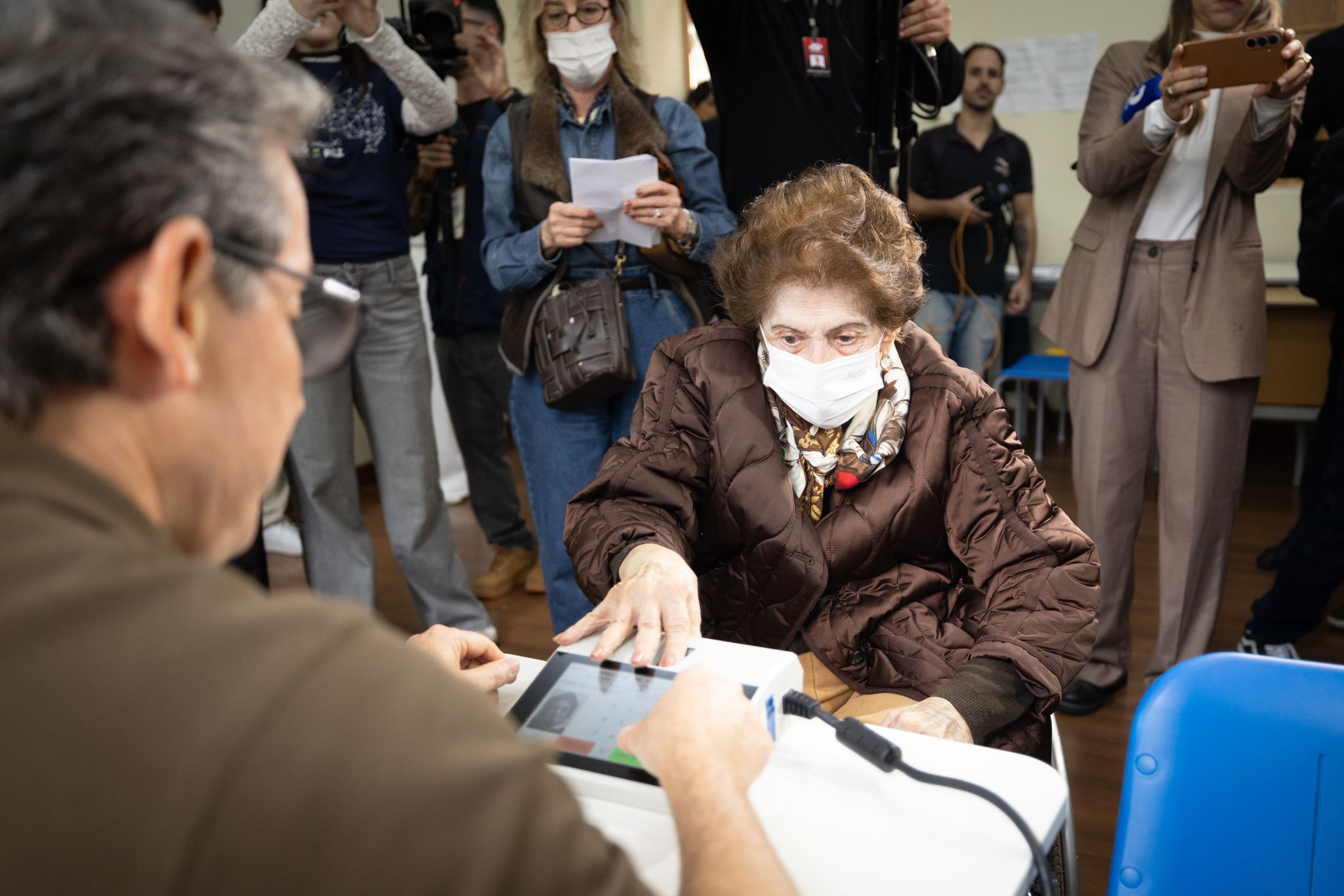 Maria Evangelina da Silva Jardim, de 103 anos, durante votação em Florianópolis (SC)