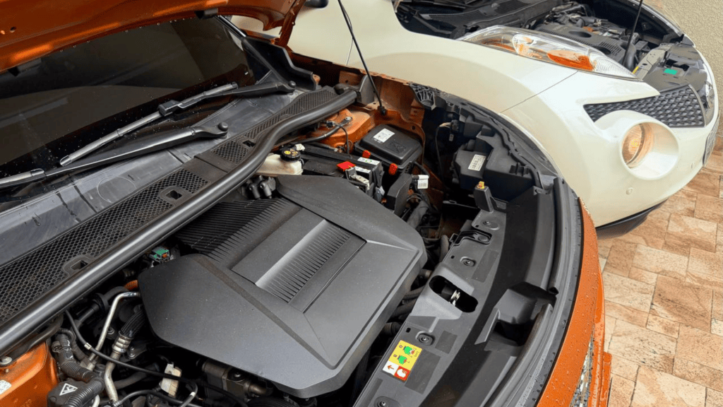 Motor de um Peugeot e-2008 e um Nissan Juke