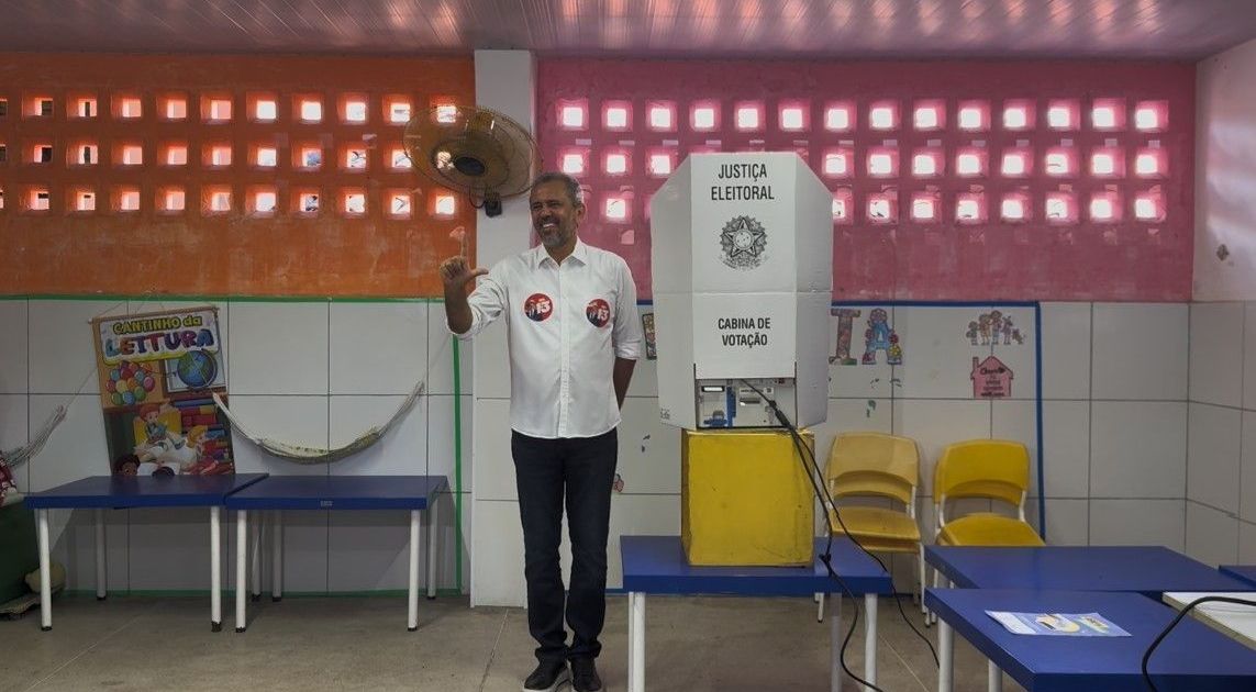 Eleições 2026: Elmano de Freitas, governador do Ceará, vota neste domingo