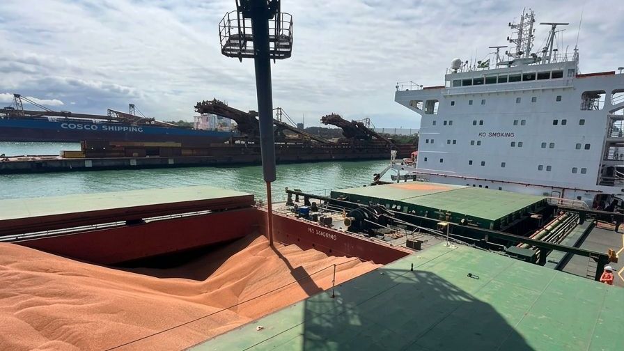 Frete de sorgo sendo carregado em trens na ferrovia brasileira em operação inédita