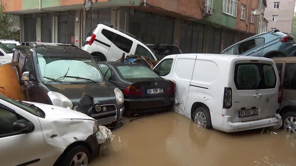 Rua alagada em Istambul com veículos submersos