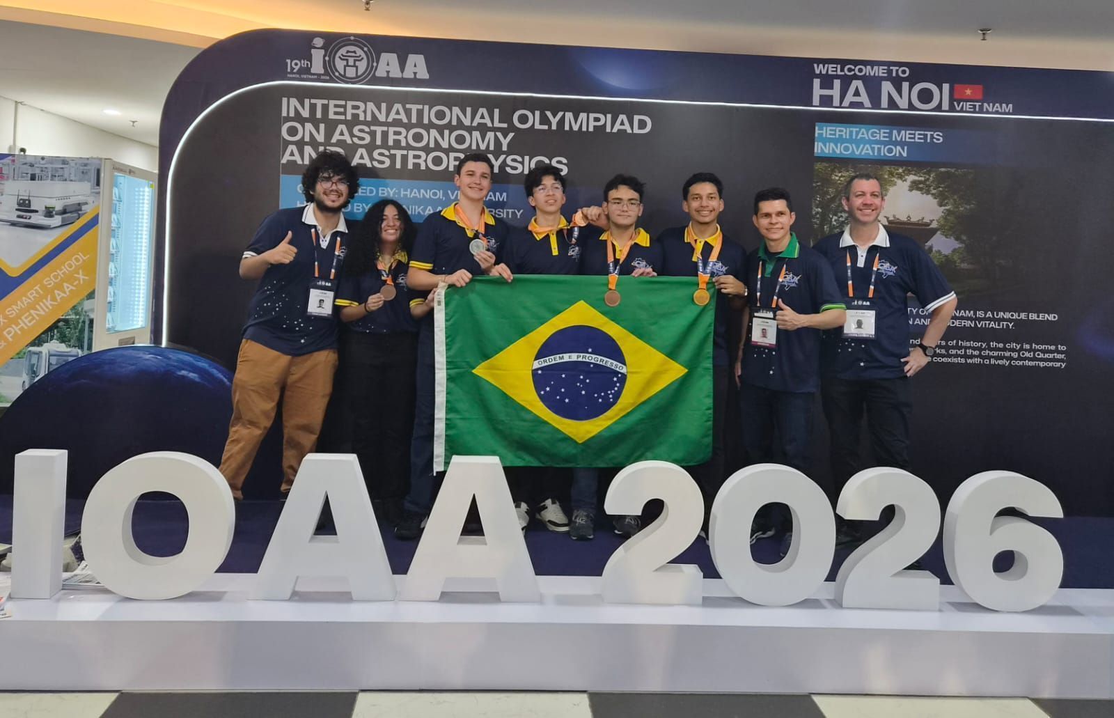 Os estudantes exibiram a bandeira do Brasil ao ganherem o prêmio • Divulgação OBA