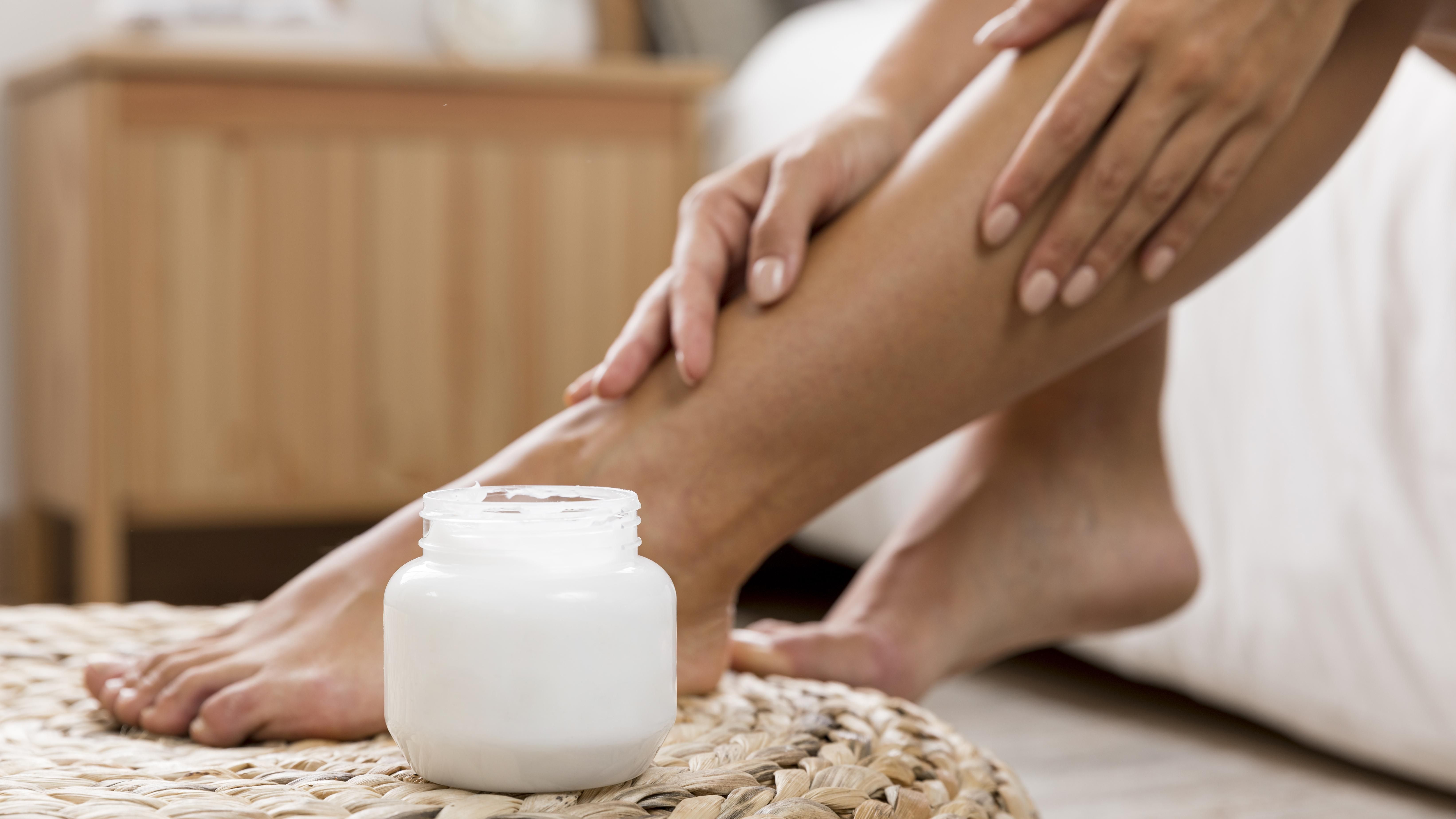 Esfoliar os pés com uma mistura caseira de bicarbonato de sódio e óleo de amêndoas pode ser a solução para quem busca melhorar a aparência da pele seca e áspera. Este remédio simples combina a ação esfoliante do bicarbonato com as propriedades emolientes do óleo, oferecendo um cuidado complementar eficaz.