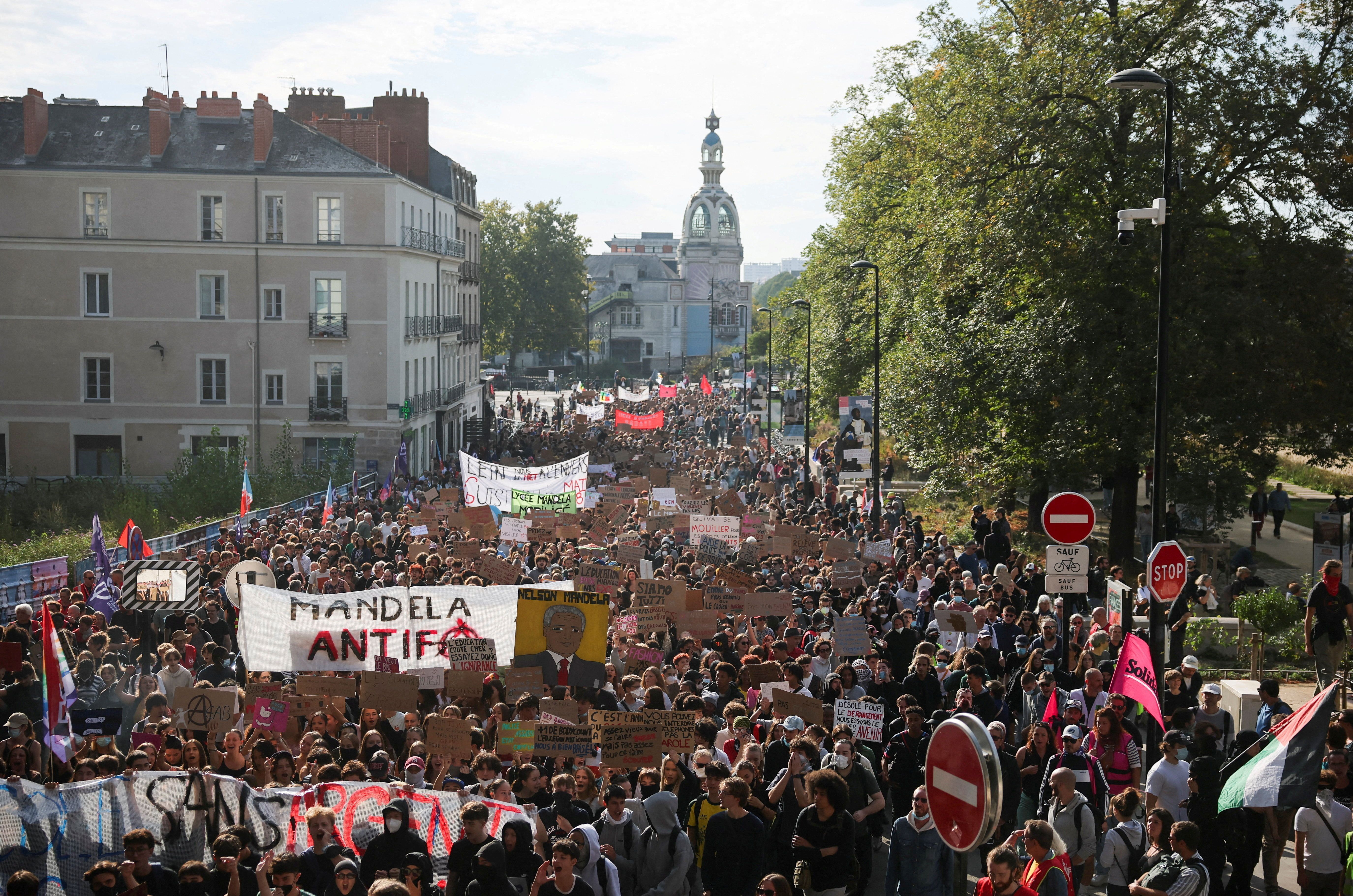 Estudantes participam de manifestação em Nantes, França