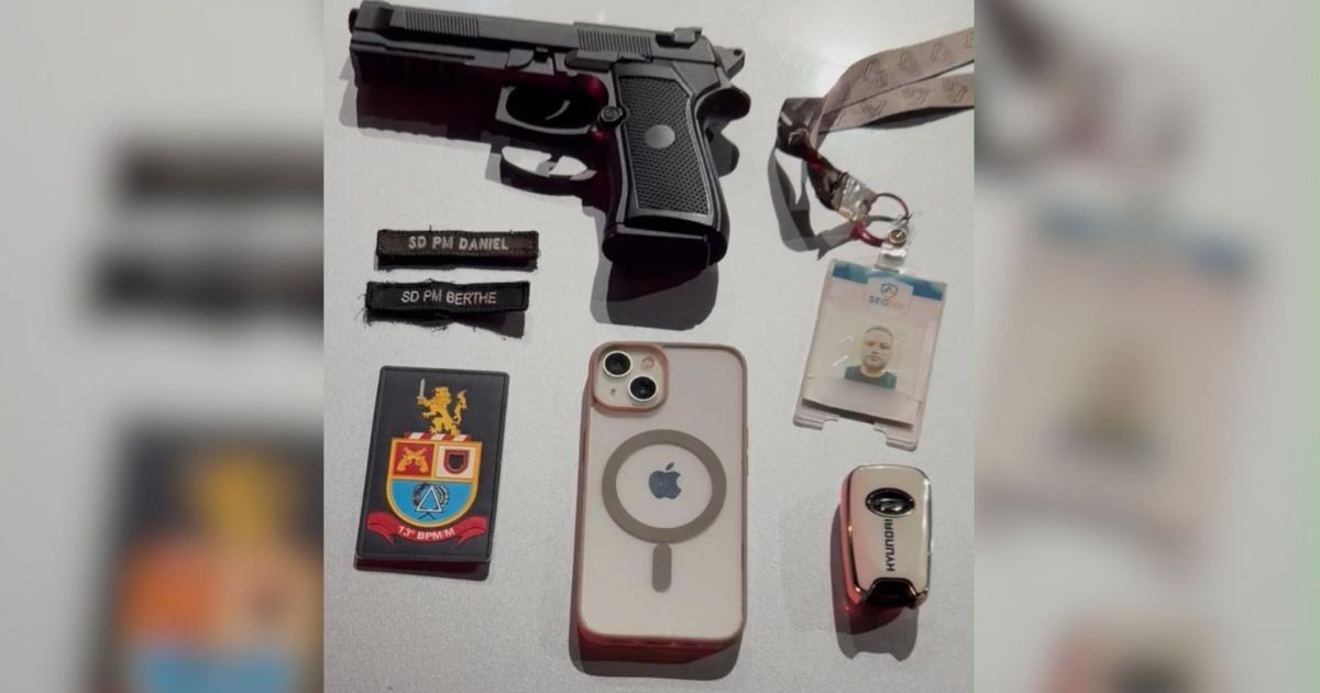 Homem abordado por policiais vestindo uniforme falso e portando simulacro de arma