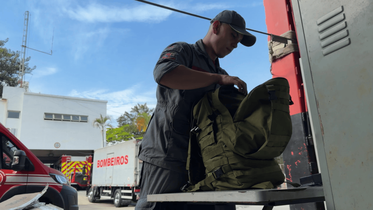 FAB lança 36 mil litros de água no Amazonas em meio à fumaça