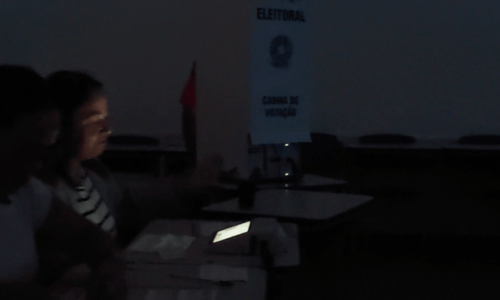 Cabine de votação no escuro após energia cair em Campo Grande
