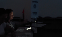 Falta de energia faz eleitores votarem no escuro em cidades de MS