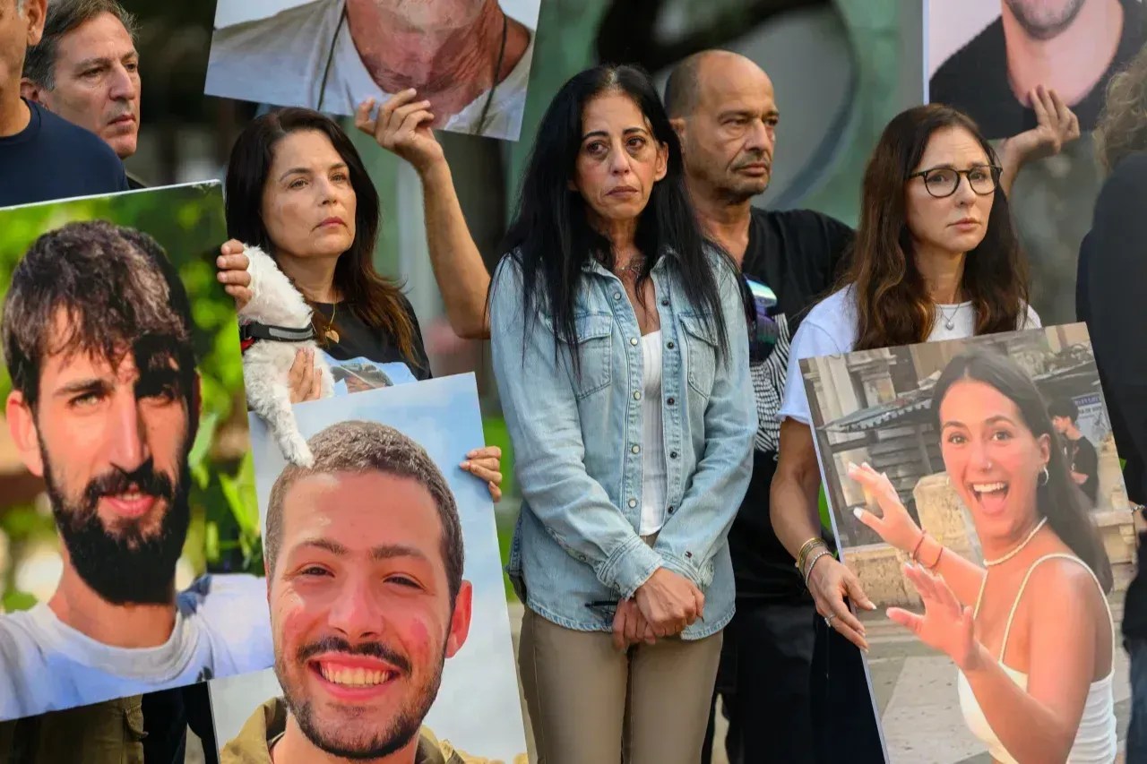 Einav Zangauker, mãe de Matan Zangauker, um sobrevivente do cativeiro, reage durante um evento em memória do 7 de outubro e para incentivar os israelenses a votarem por mudança, na Praça dos Reféns, em Tel Aviv, Israel, em 27 de outubro