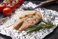 Aprenda como usar papel alumínio para garantir assados muito suculentos no forno e evitar que carnes e vegetais ressequem durante a preparação